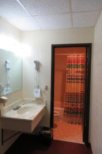 法戈法戈大酒店的一间带水槽和淋浴的浴室