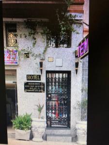 丹吉尔里亚德达美苏达庭院旅馆的一家酒店前面的商店,有门