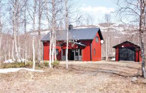 塔那比莱斯霍姆塔尔纳比度假屋的树林中带黑色屋顶的红色谷仓