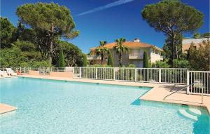 圣拉斐尔Nice Apartment In Saint Raphael With Outdoor Swimming Pool的房屋前的大型游泳池