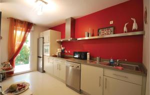 圣拉斐尔Nice Apartment In Saint Raphael With Outdoor Swimming Pool的厨房设有红色的墙壁和水槽