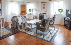 埃斯基尔斯蒂纳Amazing Home In Eskilstuna With 1 Bedrooms, Sauna And Wifi的客厅配有沙发和桌椅