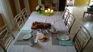 施泰因Bed and Breakfast 24的一张桌子,上面有白色的桌布,盘子和蜡烛
