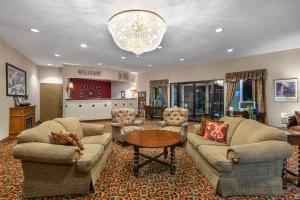 尤里卡斯普林斯Super 8 by Wyndham Eureka Springs的客厅配有两张沙发和一张桌子