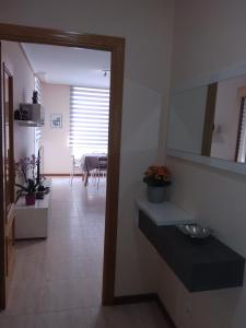 维戈Apartamento playa Samil的一间带水槽的浴室和一间餐厅