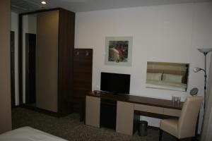比耶洛波列法兰卡酒店的酒店客房配有书桌和电视。