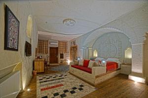 于尔居普Taru Cave Suites的酒店客房,配有床和沙发
