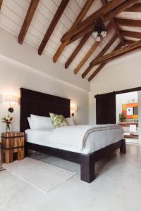 阿亚姆佩Villas Los Olivos的一间卧室,卧室内配有一张大床