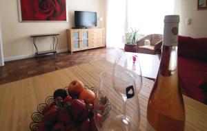 巴特皮尔蒙特Awesome Apartment In Bad Pyrmont With Wifi的一瓶葡萄酒和一碗水果放在桌子上