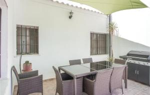 AlberiqueAmazing Home In Alberique With Outdoor Swimming Pool的一个带桌椅和烧烤架的庭院