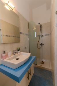 阿斯提帕莱亚镇Votsalo的浴室配有白色水槽和淋浴。