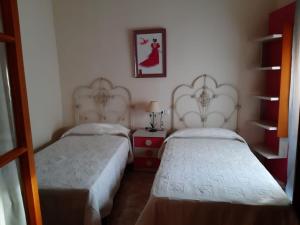 阿尔玛格鲁Casa Rural San blas的一间带两张床和梳妆台的卧室