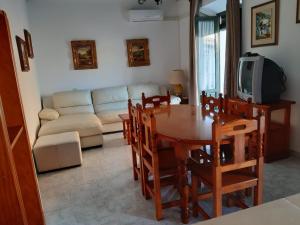 阿尔玛格鲁Casa Rural San blas的客厅配有桌子和沙发