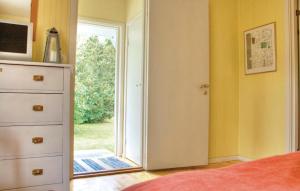 费尔耶斯塔登Gorgeous Home In Frjestaden With Wifi的一间卧室设有一扇门,可通往庭院