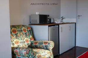 德班ARCHITECT'S VIEW的客厅配有椅子和微波炉