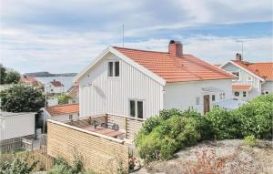 BovallstrandCozy Home In Bovallstrand With House Sea View的白色房子,有红色屋顶