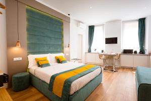 斯培西亚Elegant Apartments 5 terre la spezia的一间卧室配有一张大床和绿色床头板