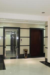 延布法克尔盐步酒店的大楼内带两部电梯的大堂
