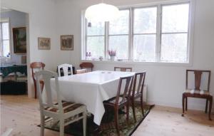 StorebroLovely Home In Storebro With Kitchen的一间配备有白色桌椅的用餐室