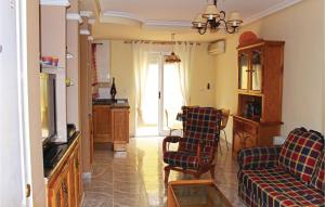 奥里韦拉海滩Stunning Home In Orihuela Costa With Kitchen的客厅配有两把椅子和一张沙发
