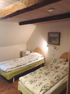 埃斯勒夫Bo i Remmarlöv的一间设有两张床的客房,