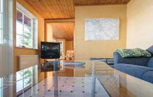 KvicksundLovely Home In Kvicksund With Sauna的客厅配有玻璃桌和电视