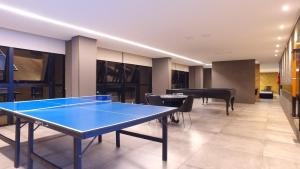 马塞约Apartamento de alto luxo.的一间设有乒乓球桌和乒乓球桌的房间