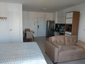 马塞约Apartamento de alto luxo.的一间带床和沙发的房间和一间厨房