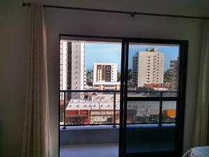 马塞约Apartamento de alto luxo.的客房设有市景窗户。