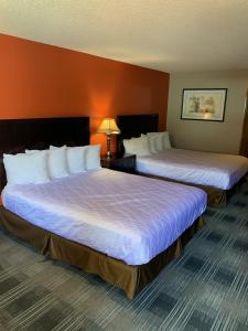 比弗顿胡椒树酒店的一间酒店客房,房间内设有两张床