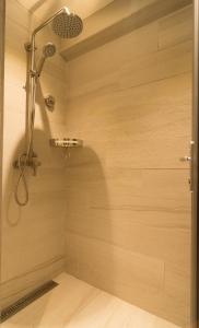 爱妮岛库纳酒店 的淋浴头位于客房内