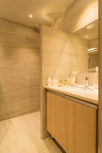 爱妮岛库纳酒店 的一间带水槽和镜子的浴室