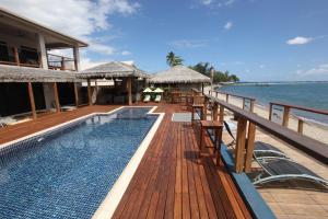 维拉港瓦努阿图海滨公寓酒店的海滨度假胜地,设有游泳池