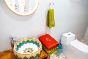 吐鲁番达卜青年旅舍（吐鲁番葡萄小镇店）的一间带水槽、镜子和卫生间的浴室