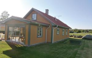 FalkvikAwesome Home In Slvesborg With Kitchen的院子内带大窗户的小房子