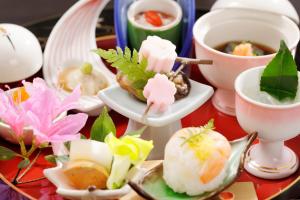 箱根Hakone Fura的餐桌上放着食物和茶