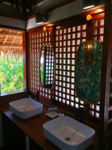 Ronda依塔克小屋度假村的浴室设有2个水槽和2面镜子