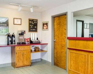 MifflintownEcono Lodge的一间设有柜台和门的快餐店