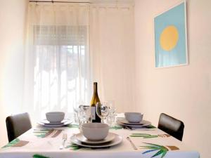 提比里亚1Bdrm APT With Panoramic View of Sea and Mountains的餐桌和一瓶葡萄酒