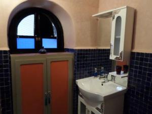 马拉喀什真纳庭院旅馆的一间带水槽和镜子的浴室