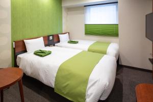 滨松Kitanoniwa The Kuretakeso的绿白色客房内的两张床