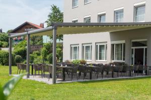 萨尔茨堡Hotel Max 70的庭院里设有桌椅