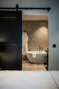 布鲁日Boutiquehotel 't Fraeyhuis的带浴缸和盥洗盆的浴室