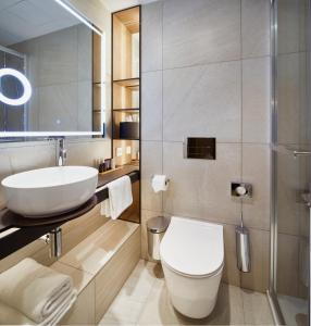 什平德莱鲁夫姆林OREA Resort Horal Špindlerův Mlýn的浴室配有白色卫生间和盥洗盆。