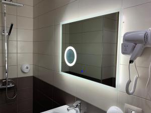 KolgecajHotel Lahuta的一间带吹风机和镜子的浴室