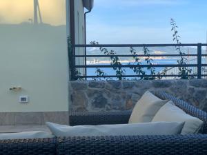 斯培西亚San Giorgio La Litoranea的海景客房 - 带一张沙发