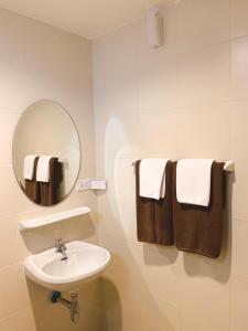 邦萨雷邦萨雷班苏克丽度假村的浴室配有盥洗盆、镜子和毛巾