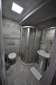 塞尔丘克Queen Bee Hotel的带淋浴、卫生间和盥洗盆的浴室