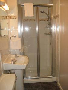 邓迪Shaftesbury Hotel Dundee的带淋浴和盥洗盆的浴室