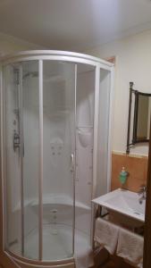 Maturana拉卡萨维亚旅馆的淋浴位于盥洗盆旁的浴室